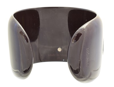 Lot 150 - A Hermès horn and silver cuff PM bangle