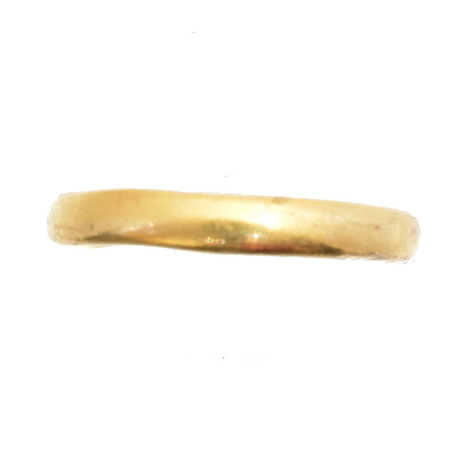Lot 39 - A 22ct gold band ring