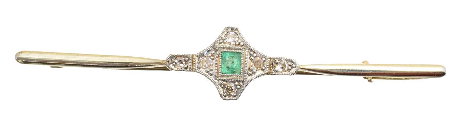 Lot 34 - An emerald and diamond bar brooch