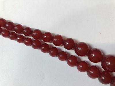 Lot 68 - A selection of bakelite beads