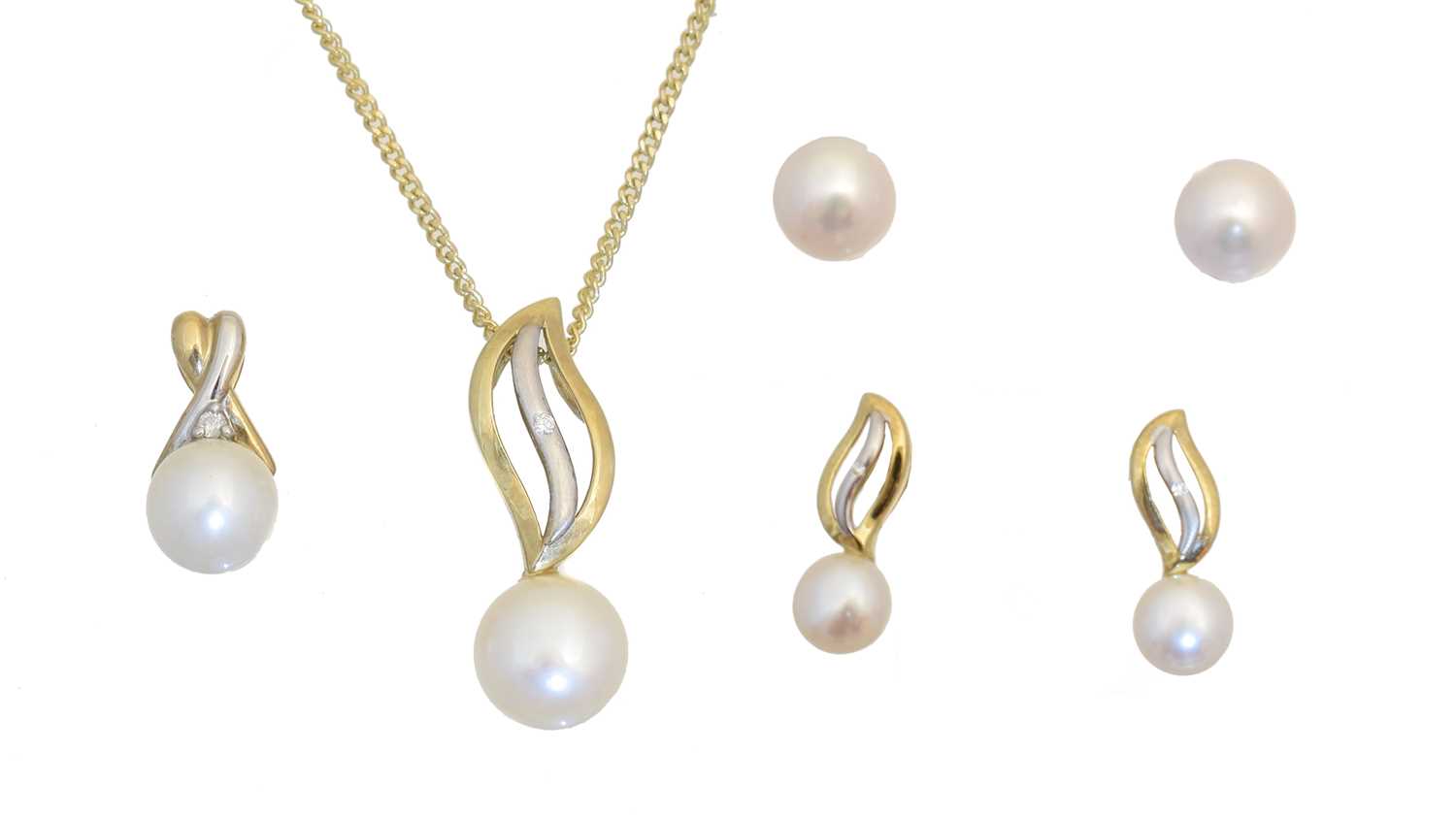Lot 120 - A selection of 9ct gold cultured pearl jewellery