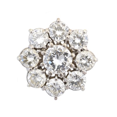 Lot 104 - An 18ct gold diamond cluster ring