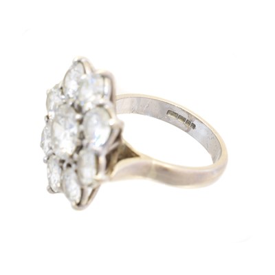 Lot 104 - An 18ct gold diamond cluster ring