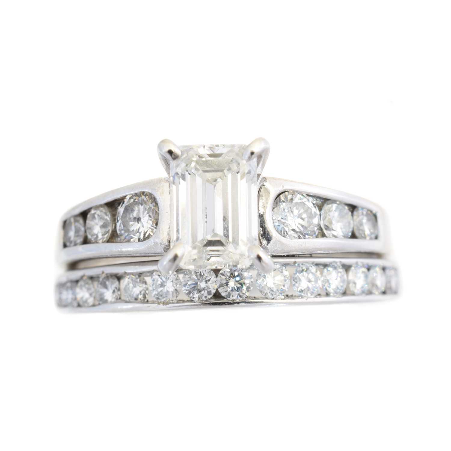 Lot 86 - A diamond dress ring