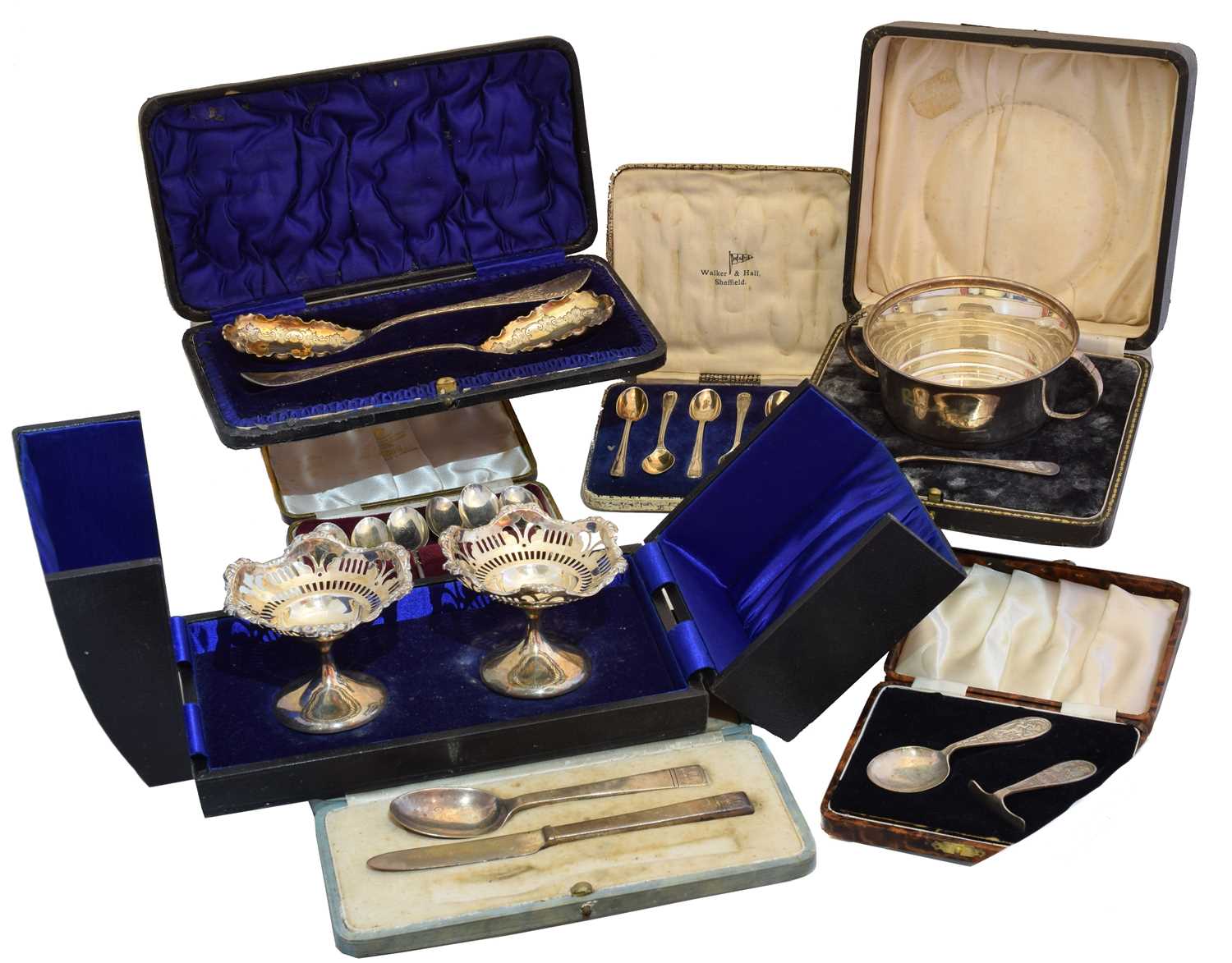 Lot 88 - A selection of cased silver items