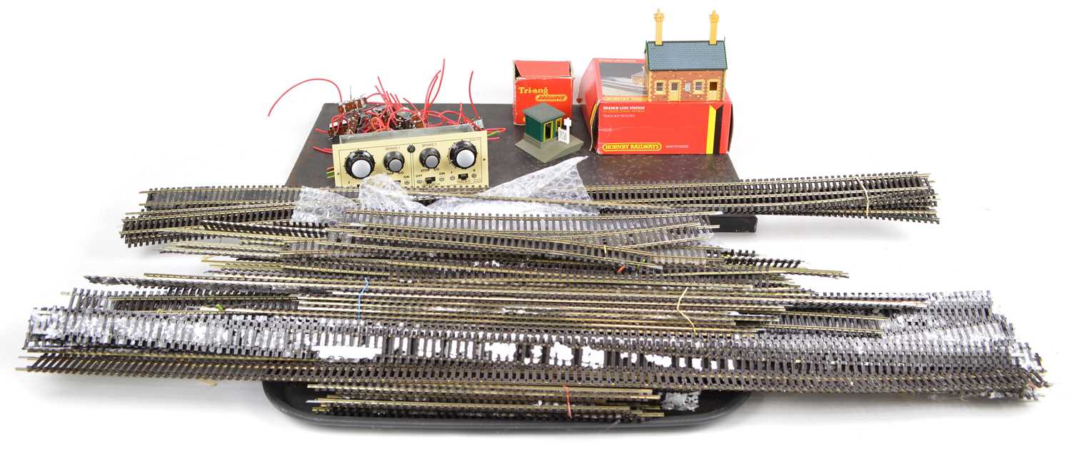 Lot 28 - Peco OO track, train controller and buildings