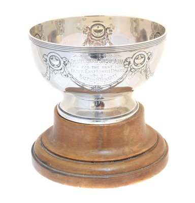 Lot 131 - A George V silver presentation cup