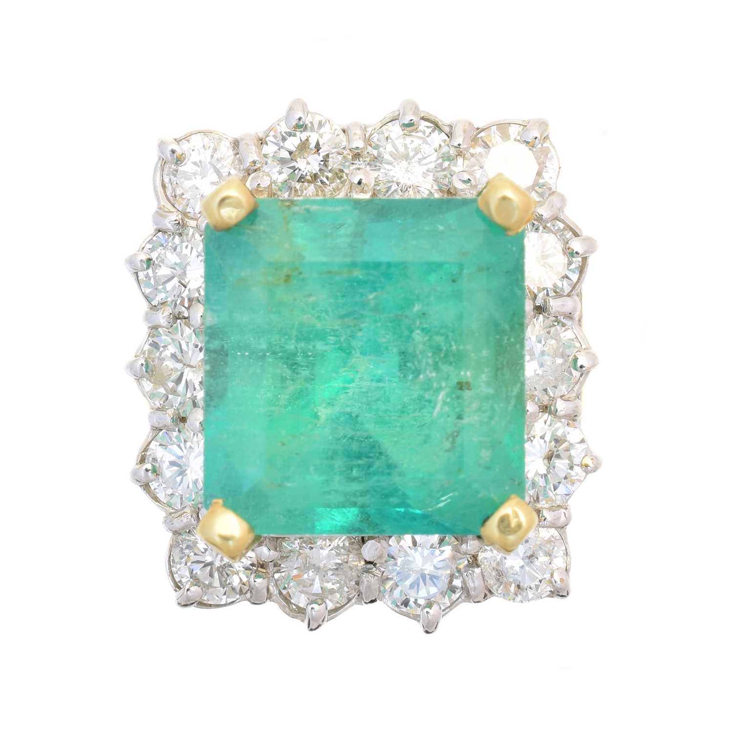 Lot 124 - An emerald and diamond cluster ring