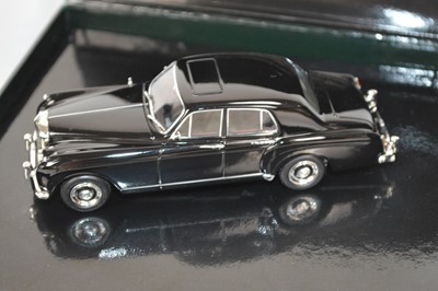 Lot 51 - Three Minichamps 1:43 Scale Bentley Flying Spur Models