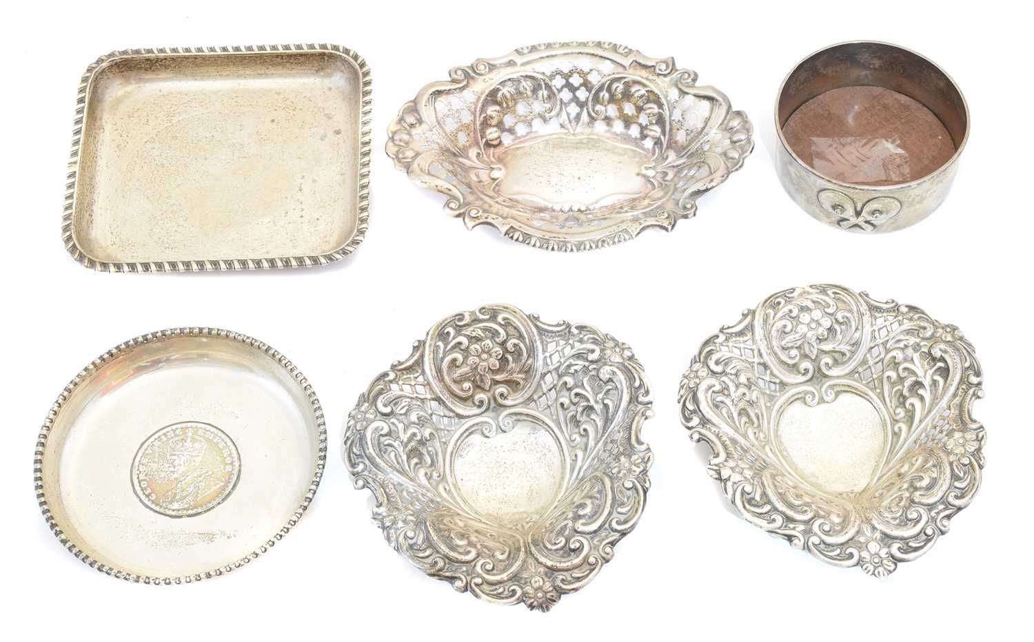 Lot 118 - A selection of silver dishes