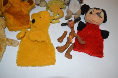 Lot 129 - 22 entertainment-themed toys and teddy bears