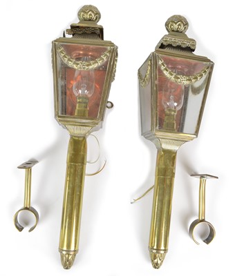 Lot 192 - A pair of brass carriage lamps