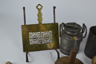 Lot 213 - A collection of kitchenalia