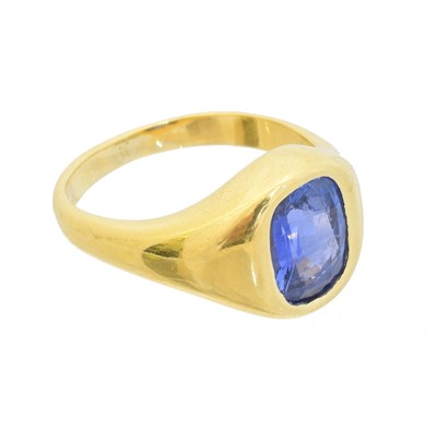 Lot 112 - An 18ct gold sapphire single stone ring