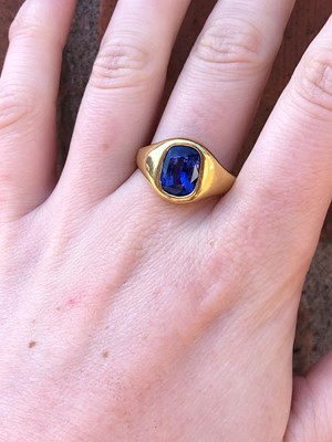 Lot 112 - An 18ct gold sapphire single stone ring