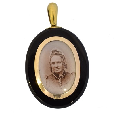 Lot 67 - A Victorian onyx and diamond mourning locket