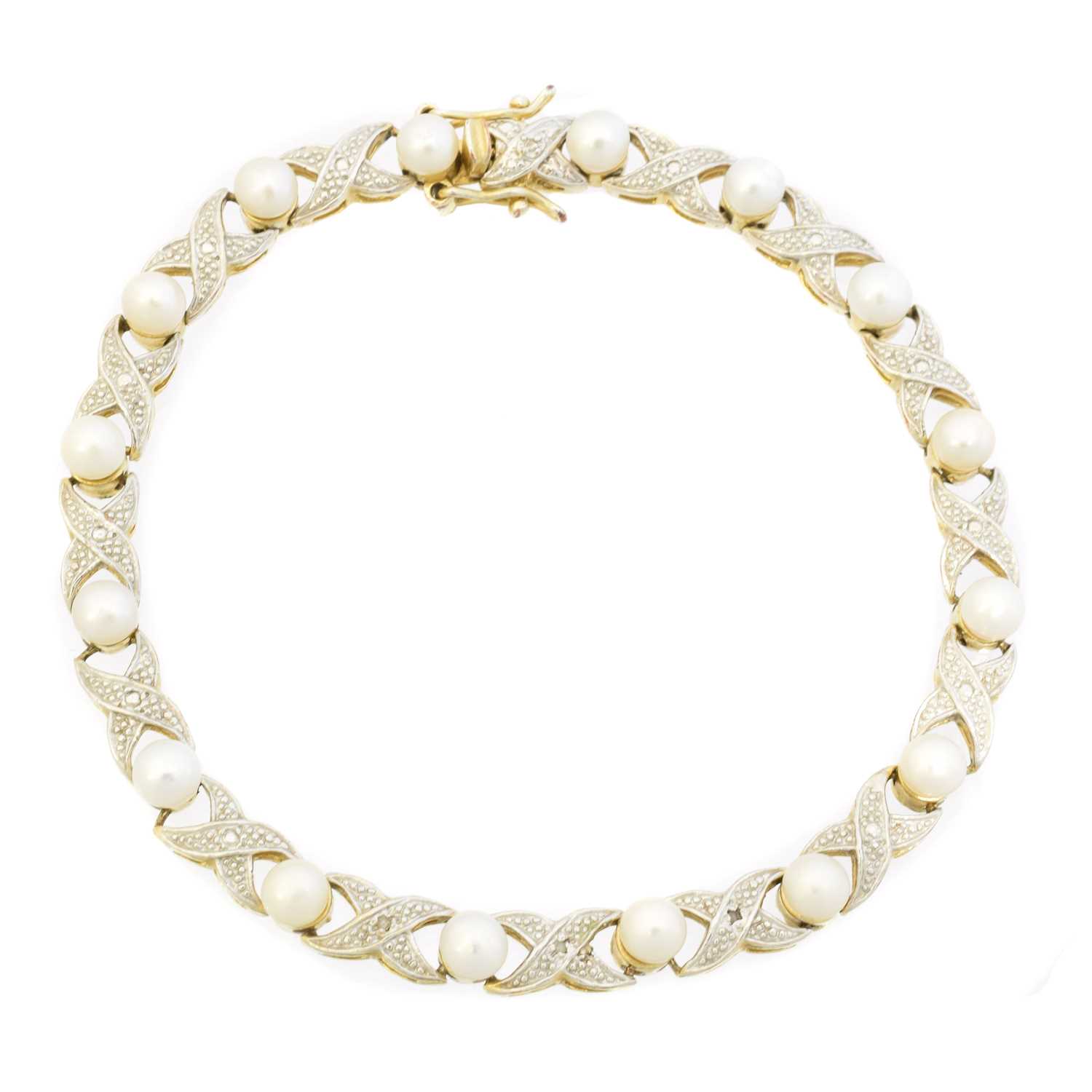 Lot 32 - A cultured pearl and diamond bracelet
