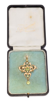 Lot 42 - An early 20th century 15ct gold peridot and seed pearl pendant