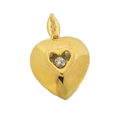 Lot 48 - A diamond heart pendant
