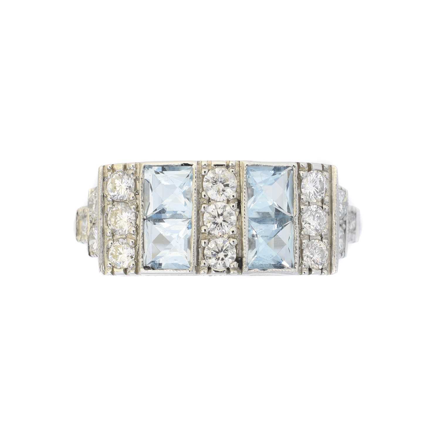 Lot 125 - An aquamarine and diamond dress ring