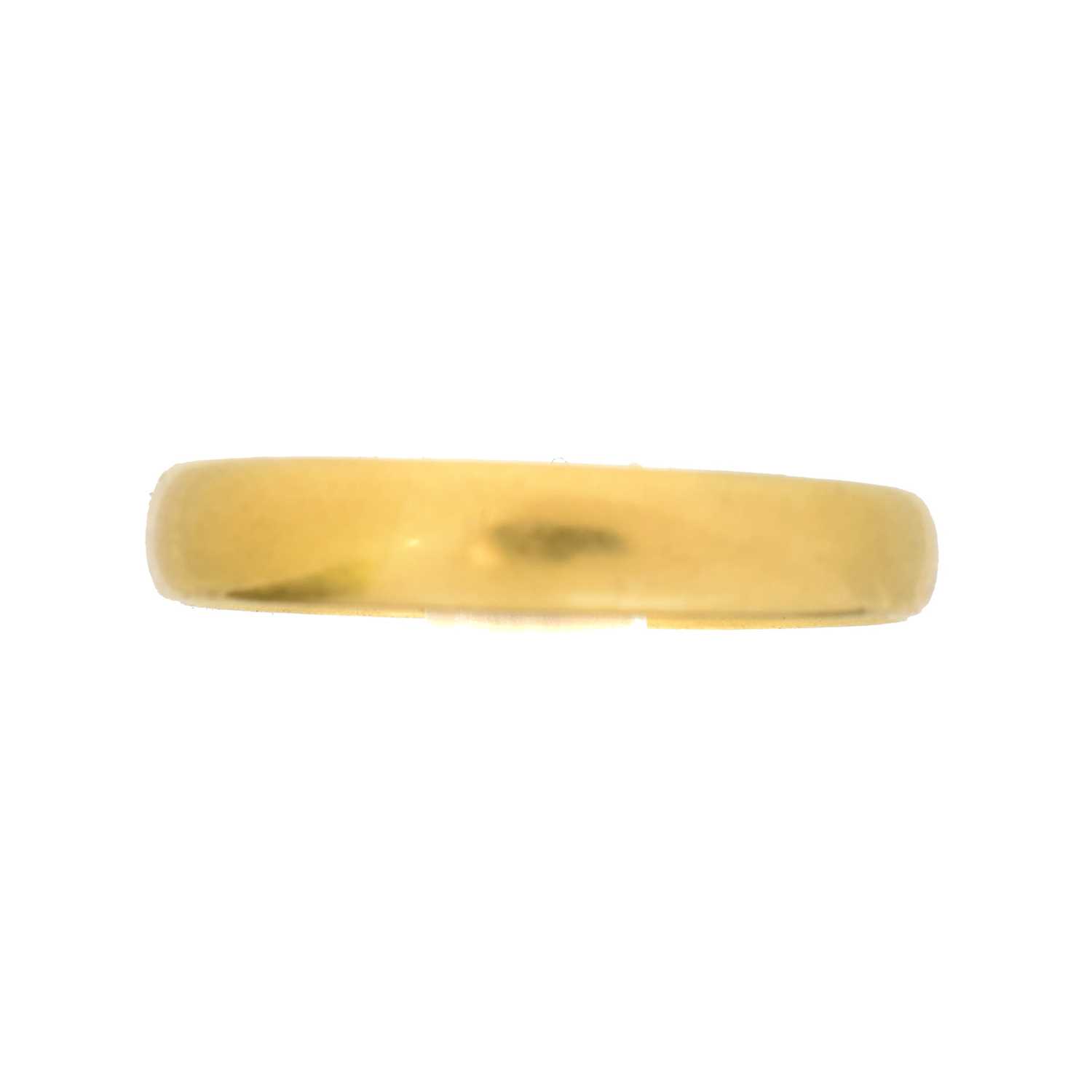 Lot 16 - A 22ct gold band ring