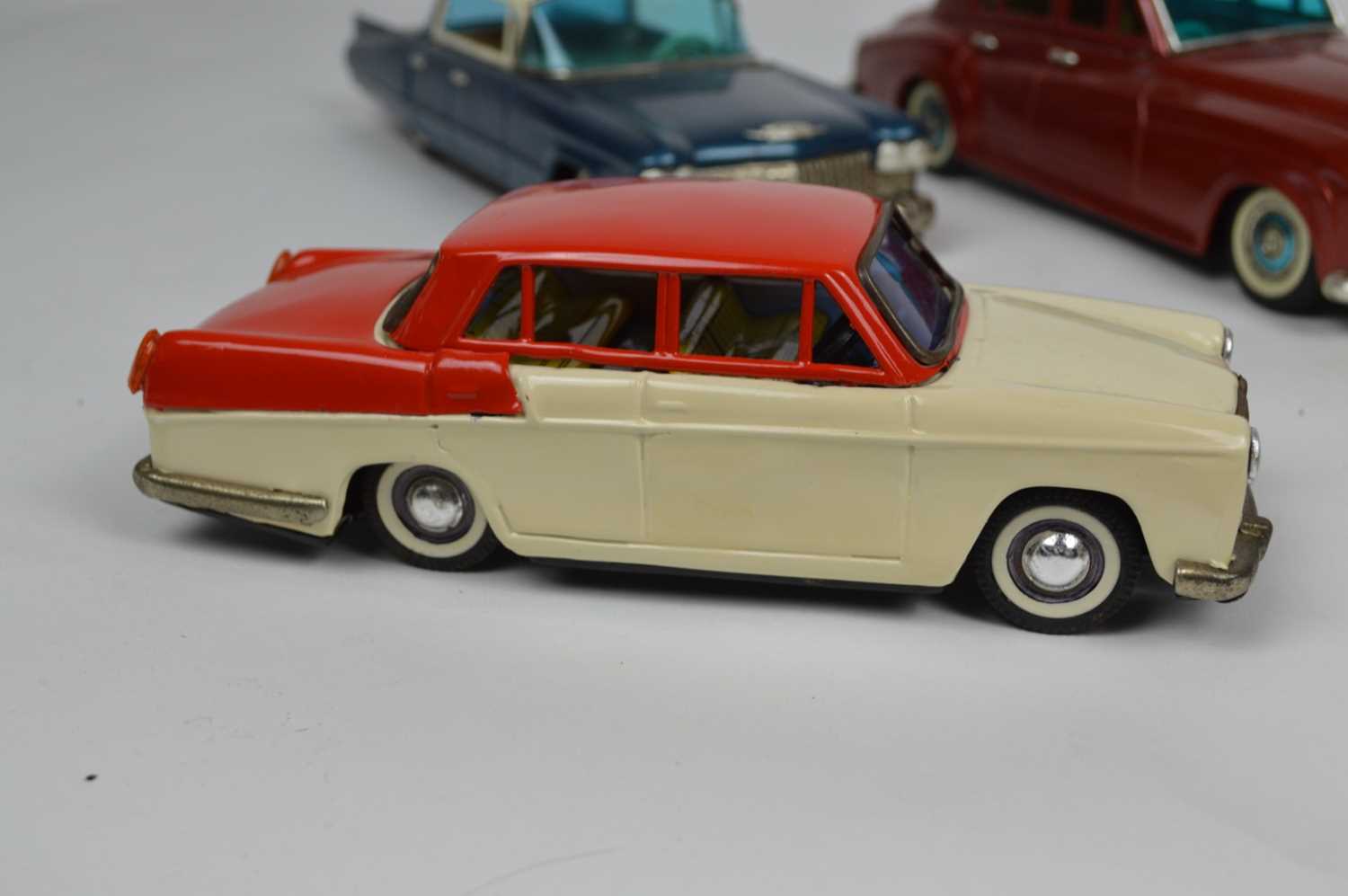 Lot 66 - Five tinplate cars