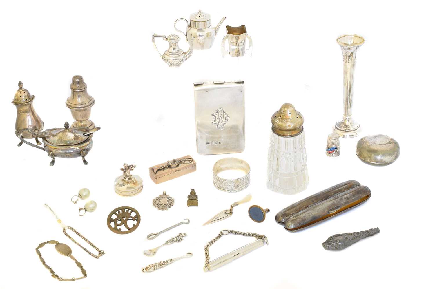 Lot 166 - A selection of silver
