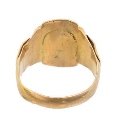 Lot 70 - A ring