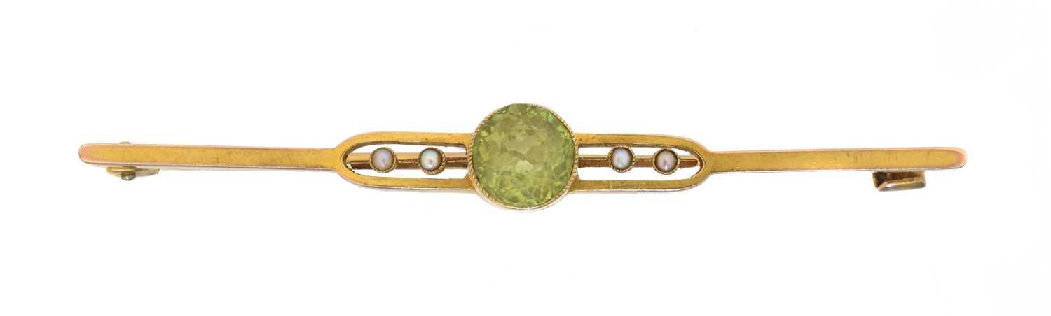 Lot 9 - An early 20th century peridot and seed pearl brooch