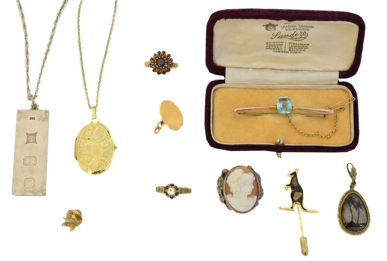 Lot 83 - A selection of jewellery