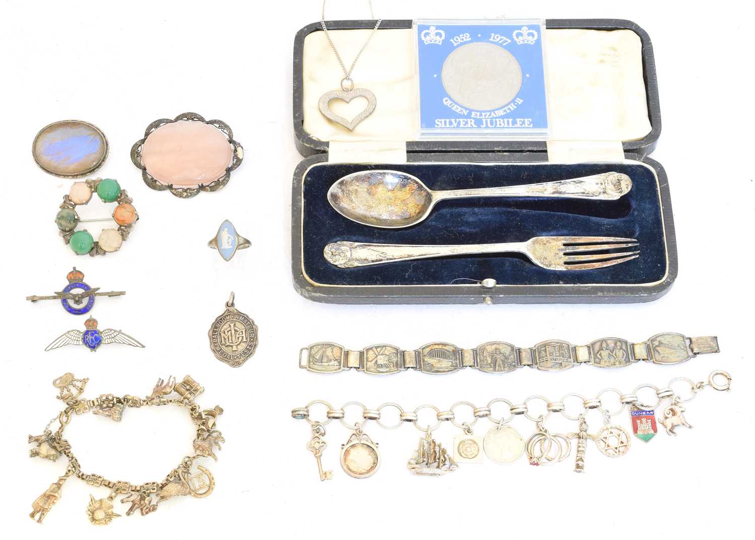 Lot 84 - A selection of silver and white metal jewellery