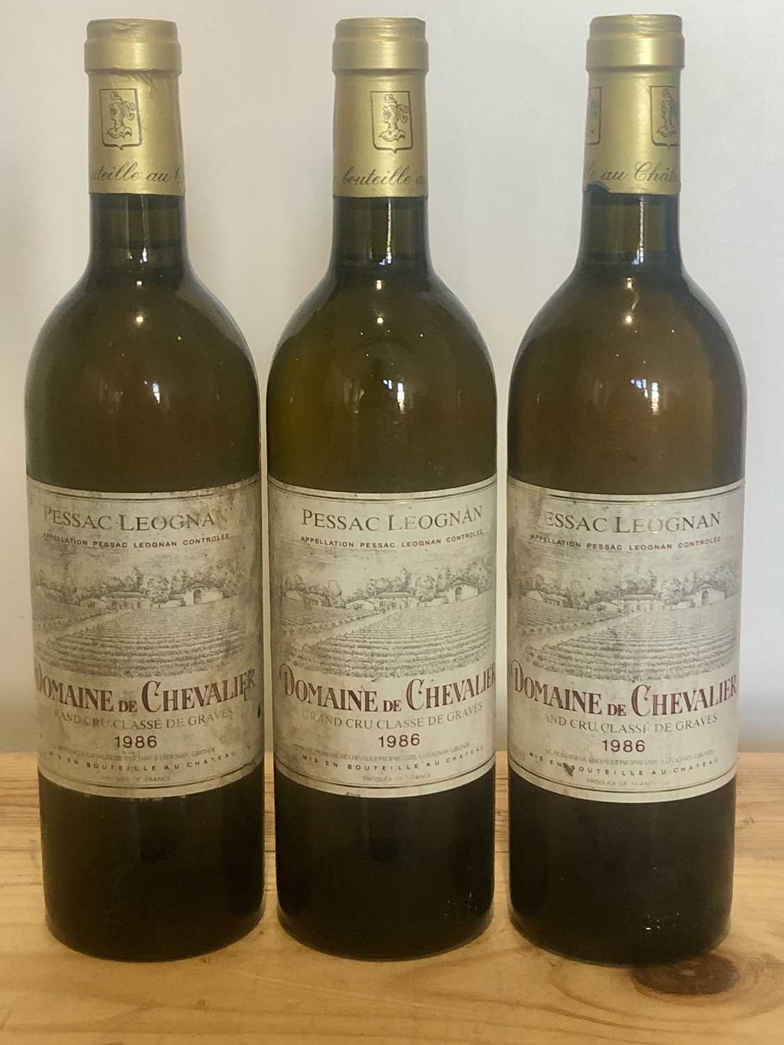 Lot 36 - 3 Bottles Domaine de Chevalier Blanc Pessac-Leognan 1986