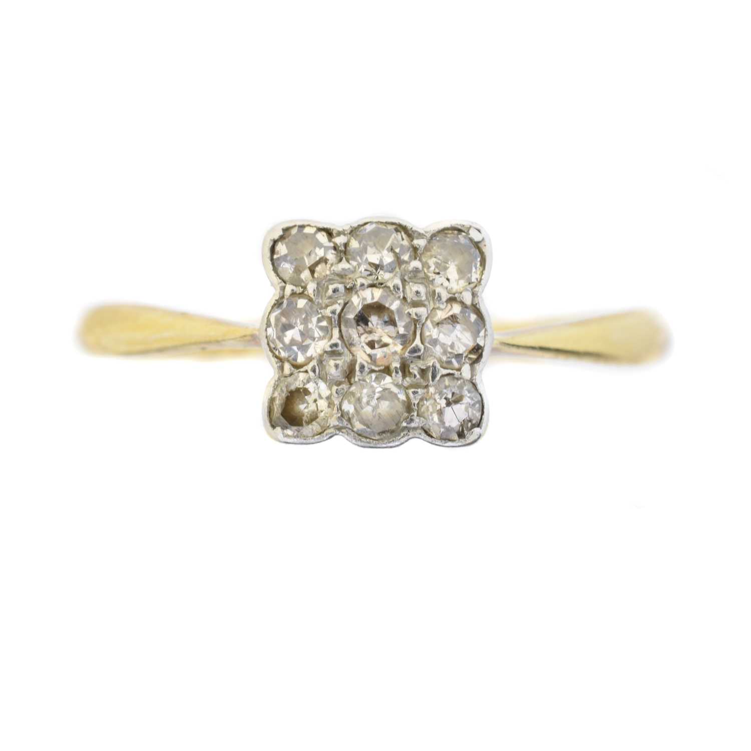 Lot 113 - A diamond cluster ring