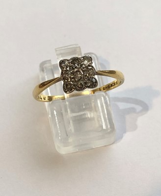 Lot 113 - A diamond cluster ring