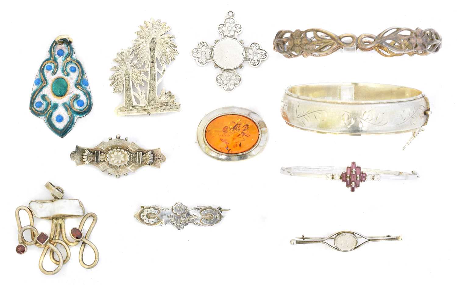 Lot 87 - A selection of silver and white metal jewellery