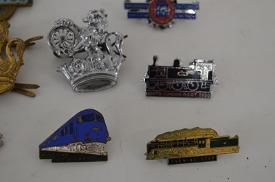 Lot 79 - A collection of buttons, badges, patches and more