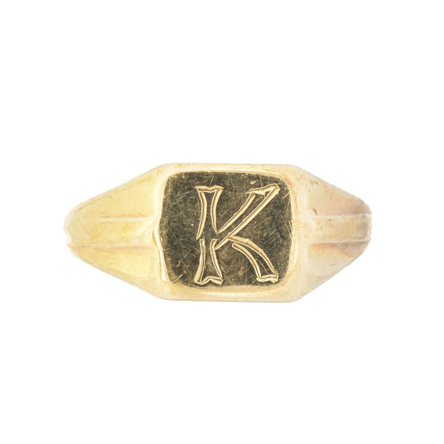 Lot 47 - A 9ct gold signet ring