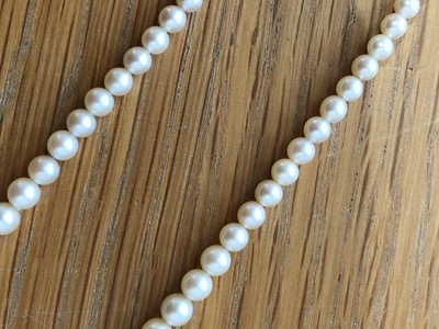 Lot 89 - A cultured pearl and diamond necklace