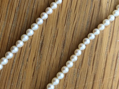 Lot 89 - A cultured pearl and diamond necklace