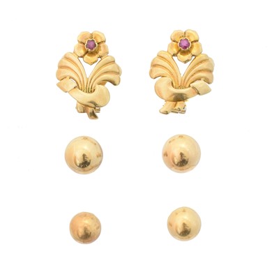 Lot 22 - A selection of earrings