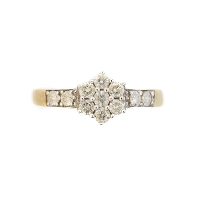 Lot 135 - A 9ct gold diamond cluster ring