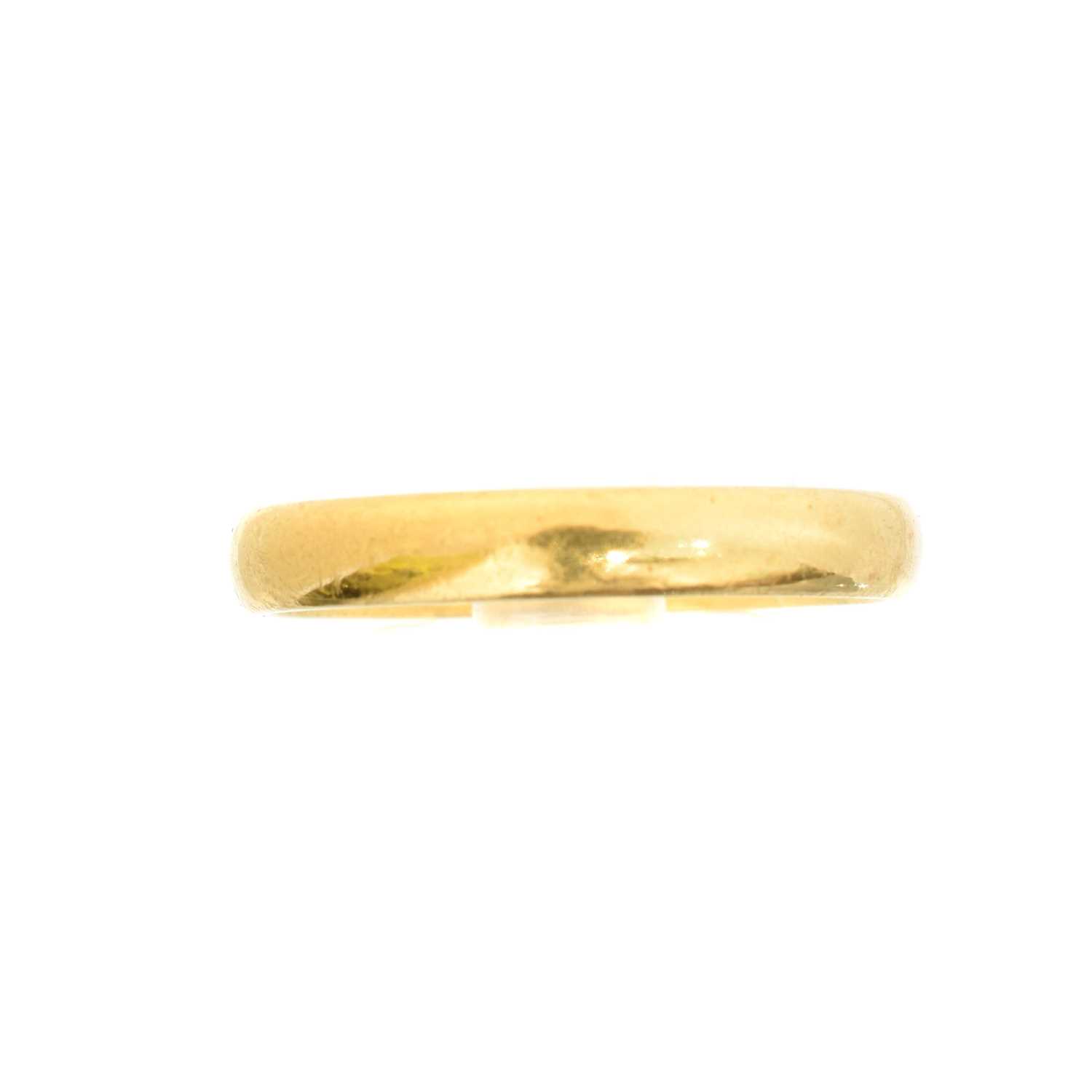 Lot 44 - A gold band ring
