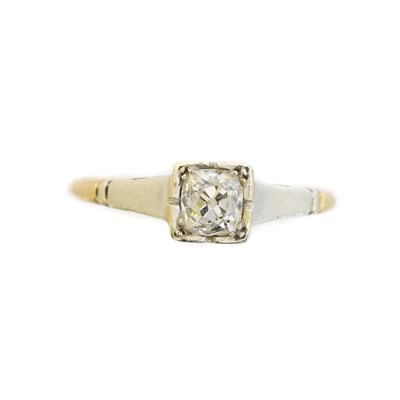 Lot 152 - A 9ct gold diamond solitaire ring