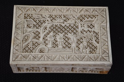 Lot 295 - Chinese carved ivory box