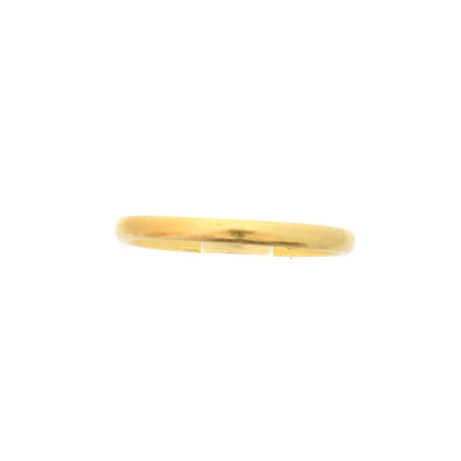 Lot 38 - A 22ct gold band ring