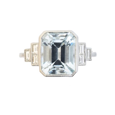 Lot 148 - An aquamarine and diamond dress ring