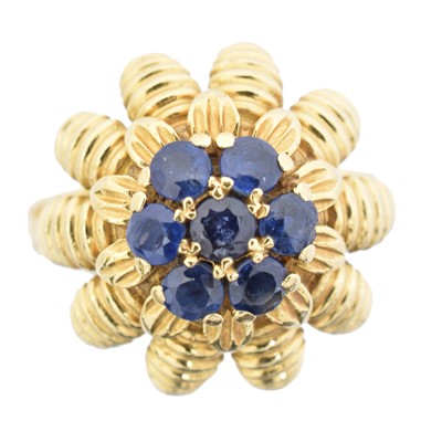 Lot 129 - A sapphire bombe ring