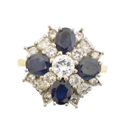Lot 134 - A sapphire and diamond cluster ring