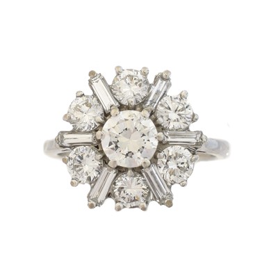 Lot 118 - A diamond cluster ring