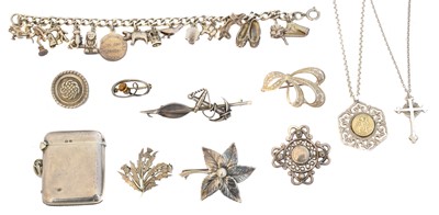 Lot 82 - A selection of silver jewellery
